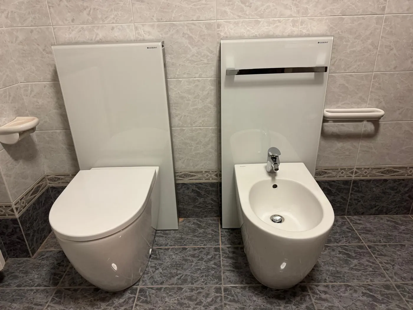 Sanitari a filo muro con cassette Geberit installati a Nogara