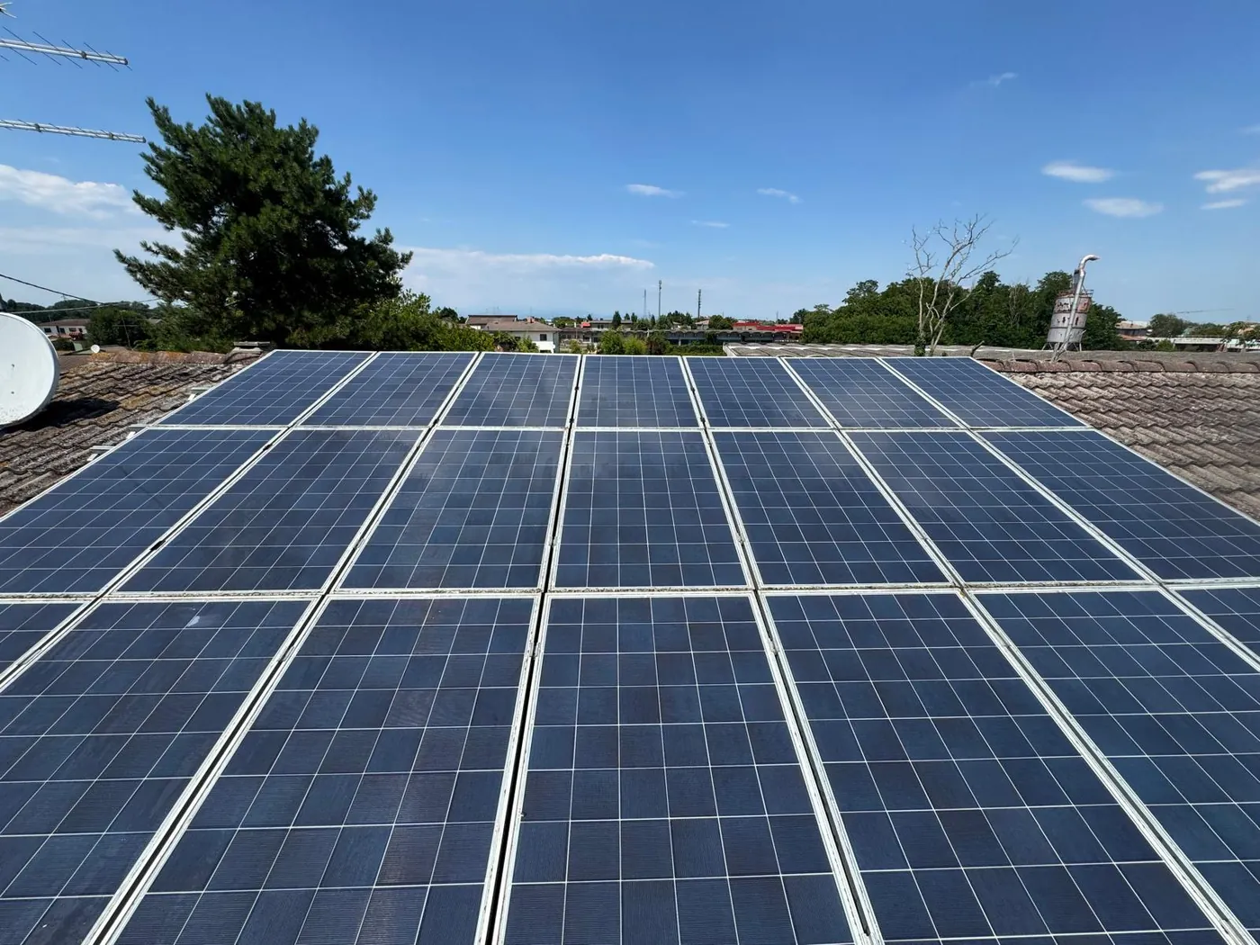 Pulizia di pannelli fotovoltaici sul tetto di un'abitazione a Cerea